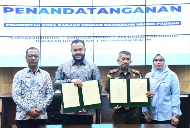 Wali Kota Padang Fadly Amran dan Kajari Padang Koswara usai penandatanganan MoU di Ruang Abu Bakar Ja’ar, Balai Kota Aie Pacah, Kamis (16/4/2026). (Foto: Prokopim Padang)