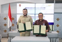 Wali Kota Padang Fadly Amran bersama Vice President PT Bank Mandiri (Persero) Tbk Area Padang, Feri Cahyono melakukan penandatanganan kesepakatan bersama di Gedung Putih, Rumah Dinas Wali Kota, Senin (20/4/2026). (Foto: Prokopim Padang)