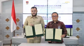 Wali Kota Padang Fadly Amran bersama Vice President PT Bank Mandiri (Persero) Tbk Area Padang, Feri Cahyono melakukan penandatanganan kesepakatan bersama di Gedung Putih, Rumah Dinas Wali Kota, Senin (20/4/2026). (Foto: Prokopim Padang)