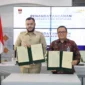 Wali Kota Padang Fadly Amran bersama Vice President PT Bank Mandiri (Persero) Tbk Area Padang, Feri Cahyono melakukan penandatanganan kesepakatan bersama di Gedung Putih, Rumah Dinas Wali Kota, Senin (20/4/2026). (Foto: Prokopim Padang)