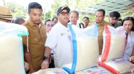 Wakil Gubernur DKI Jakarta, Rano Karno didampingi Wagub Sumbar, Vasko Ruseimy, Wali Kota Pariaman, Yota Balad meninjau hasil pertanian Pariaman di Desa Simpang, Kecamatan Pariaman Selatan, Senin (13/4). (Foto: Kominfo Pariaman)