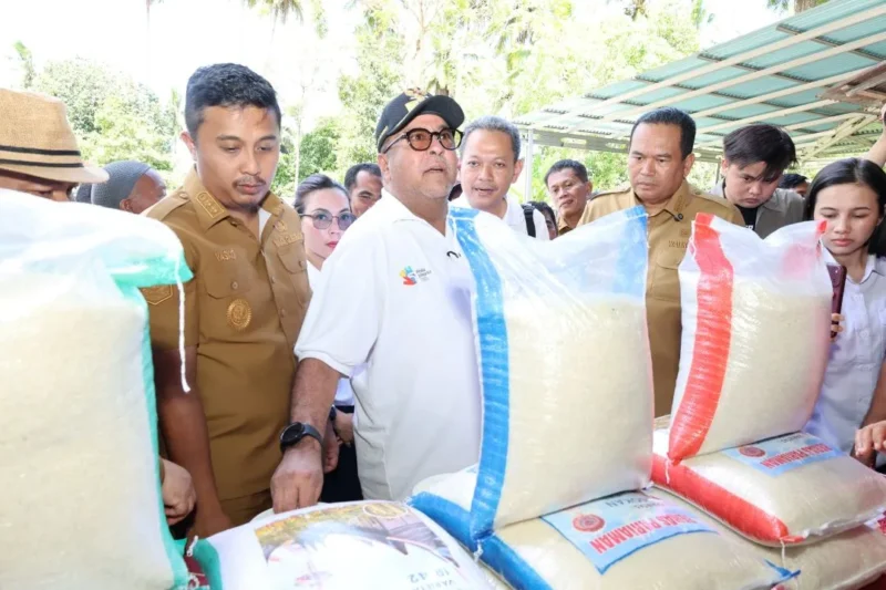 Wakil Gubernur DKI Jakarta, Rano Karno didampingi Wagub Sumbar, Vasko Ruseimy, Wali Kota Pariaman, Yota Balad meninjau hasil pertanian Pariaman di Desa Simpang, Kecamatan Pariaman Selatan, Senin (13/4). (Foto: Kominfo Pariaman)