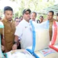 Wakil Gubernur DKI Jakarta, Rano Karno didampingi Wagub Sumbar, Vasko Ruseimy, Wali Kota Pariaman, Yota Balad meninjau hasil pertanian Pariaman di Desa Simpang, Kecamatan Pariaman Selatan, Senin (13/4). (Foto: Kominfo Pariaman)