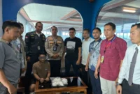 Petugas Avsec BIM mengamankan pelaku penyelundupan narkotika jenis sabu di BIM, Kamis (30/4/2026). (Foto: Polsek Kawasan BIM)
