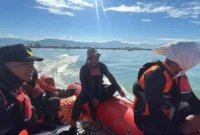 Tim SAR melanjutkan pencarian dua anak yang hilang terseret arus di Pantai Ulak Karang, Rabu (22/4/2026). (Foto: Kantor SAR Kelas A Padang)