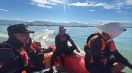 Tim SAR melanjutkan pencarian dua anak yang hilang terseret arus di Pantai Ulak Karang, Rabu (22/4/2026). (Foto: Kantor SAR Kelas A Padang)