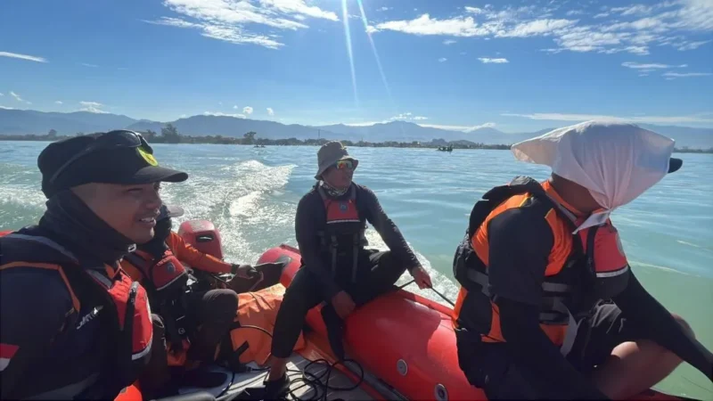 Tim SAR melanjutkan pencarian dua anak yang hilang terseret arus di Pantai Ulak Karang, Rabu (22/4/2026). (Foto: Kantor SAR Kelas A Padang)
