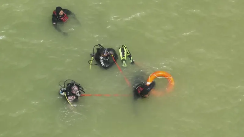 Tim SAR gabungan melakukan pencarian dua anak yang hilang terseret arus di Pantai Ulak Karang, Kamis (23/4/2026). (Foto: Kantor SAR Kelas A Padang)