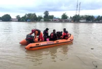 Tim gabungan SAR melanjutkan pencarian dua anak yang hilang akibat terseret arus di Pantai Ulak Karang, Kota Padang, Selasa (21/4/2026). (Foto: Kantor SAR Kelas A Padang)