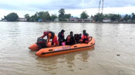 Tim gabungan SAR melanjutkan pencarian dua anak yang hilang akibat terseret arus di Pantai Ulak Karang, Kota Padang, Selasa (21/4/2026). (Foto: Kantor SAR Kelas A Padang)