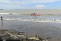 Tim gabungan melakukan pencarian dua anak yang hilang terseret ombak di Pantai Ulak Karang, Kota Padang, Sabtu (18/4/2026). (Foto: BPBD Padang)