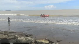 Tim gabungan melakukan pencarian dua anak yang hilang terseret ombak di Pantai Ulak Karang, Kota Padang, Sabtu (18/4/2026). (Foto: BPBD Padang)