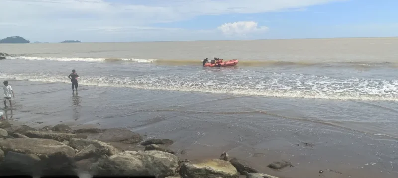Tim gabungan melakukan pencarian dua anak yang hilang terseret ombak di Pantai Ulak Karang, Kota Padang, Sabtu (18/4/2026). (Foto: BPBD Padang)