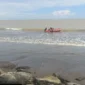 Tim gabungan melakukan pencarian dua anak yang hilang terseret ombak di Pantai Ulak Karang, Kota Padang, Sabtu (18/4/2026). (Foto: BPBD Padang)