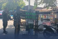 Petugas Satpol PP Padang menertibkan lapak pedagang minyak eceran yang memanfaatkan badan jalan untuk berjualan, Senin (20/4/2026). (Foto: Humas Satpol PP Padang)