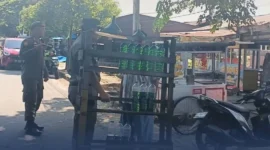Petugas Satpol PP Padang menertibkan lapak pedagang minyak eceran yang memanfaatkan badan jalan untuk berjualan, Senin (20/4/2026). (Foto: Humas Satpol PP Padang)