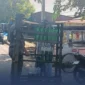 Petugas Satpol PP Padang menertibkan lapak pedagang minyak eceran yang memanfaatkan badan jalan untuk berjualan, Senin (20/4/2026). (Foto: Humas Satpol PP Padang)