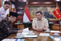 Penandatanganan MoU pengalihan pengelolaan TMP oleh Menteri Sosial Saifullah Yusuf bersama Menteri Pertahanan Sjafrie Sjamsoeddin. (Foto: Kemensos)