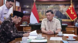 Penandatanganan MoU pengalihan pengelolaan TMP oleh Menteri Sosial Saifullah Yusuf bersama Menteri Pertahanan Sjafrie Sjamsoeddin. (Foto: Kemensos)