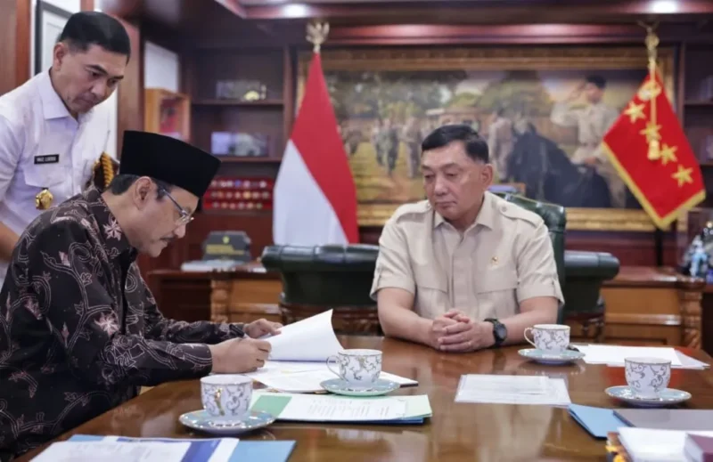 Penandatanganan MoU pengalihan pengelolaan TMP oleh Menteri Sosial Saifullah Yusuf bersama Menteri Pertahanan Sjafrie Sjamsoeddin. (Foto: Kemensos)