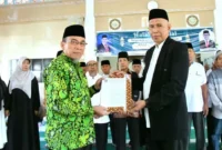Wakil Wali Kota Padang, Maigus Nasir mengukuhkan Pengurus Masjid Al Mukarramah periode 2026-2029, Minggu (12/4/2026). (Foto: Prokopim Padang)