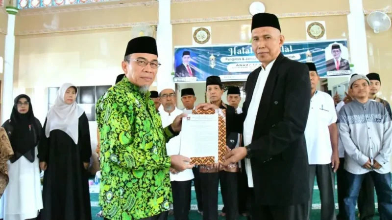 Wakil Wali Kota Padang, Maigus Nasir mengukuhkan Pengurus Masjid Al Mukarramah periode 2026-2029, Minggu (12/4/2026). (Foto: Prokopim Padang)