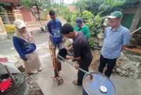 Tim juri Padang Rancak Award 2026 melihat inovasi Ketua RT di Padang Besi yang mengubah sampah plastik menjadi bahan bakar minyak. (Foto: Diskominfo Padang)
