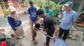Tim juri Padang Rancak Award 2026 melihat inovasi Ketua RT di Padang Besi yang mengubah sampah plastik menjadi bahan bakar minyak. (Foto: Diskominfo Padang)