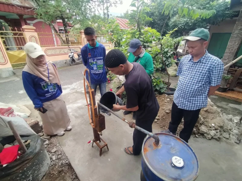 Tim juri Padang Rancak Award 2026 melihat inovasi Ketua RT di Padang Besi yang mengubah sampah plastik menjadi bahan bakar minyak. (Foto: Diskominfo Padang)