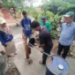 Tim juri Padang Rancak Award 2026 melihat inovasi Ketua RT di Padang Besi yang mengubah sampah plastik menjadi bahan bakar minyak. (Foto: Diskominfo Padang)