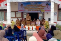Penyerahan bantuan pangan di halaman Kantor Lurah Tigo Koto Diate, Kecamatan Payakumbuh Utara, Senin (13/4/2026). (Foto: MC Payakumbuh)