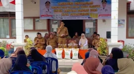 Penyerahan bantuan pangan di halaman Kantor Lurah Tigo Koto Diate, Kecamatan Payakumbuh Utara, Senin (13/4/2026). (Foto: MC Payakumbuh)