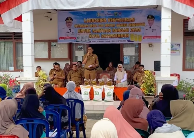 Penyerahan bantuan pangan di halaman Kantor Lurah Tigo Koto Diate, Kecamatan Payakumbuh Utara, Senin (13/4/2026). (Foto: MC Payakumbuh)