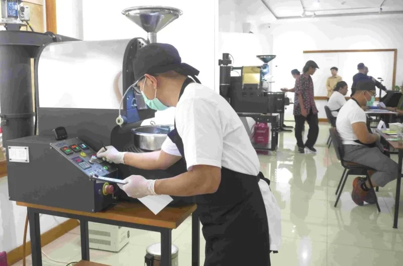 Ditjen IKMA Kemenperin menggelar Fasilitasi Sertifikasi Kompetensi SDM Penyangraian Biji Kopi di Amuya Coffee Academy, Kemayoran, Jakarta Pusat. (Foto: Kemenperin)