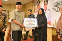 Gubernur Sumbar Mahyeldi memberikan apresiasi kepada kafilah yang meraih prestasi pada MTQ Nasional 2024 dan STQ Nasional 2025. (Foto: ADPSB)