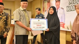 Gubernur Sumbar Mahyeldi memberikan apresiasi kepada kafilah yang meraih prestasi pada MTQ Nasional 2024 dan STQ Nasional 2025. (Foto: ADPSB)