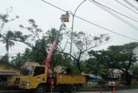 Petugas UPTD PJU Dinas Perhubungan Padang melakukan pemeliharaan lampu jalan di Jalan Raya Indarung, Kamis (9/4/2026). (Foto: Diskominfo Padang)