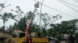 Petugas UPTD PJU Dinas Perhubungan Padang melakukan pemeliharaan lampu jalan di Jalan Raya Indarung, Kamis (9/4/2026). (Foto: Diskominfo Padang)