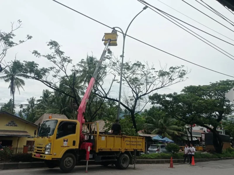Petugas UPTD PJU Dinas Perhubungan Padang melakukan pemeliharaan lampu jalan di Jalan Raya Indarung, Kamis (9/4/2026). (Foto: Diskominfo Padang)