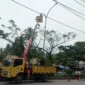 Petugas UPTD PJU Dinas Perhubungan Padang melakukan pemeliharaan lampu jalan di Jalan Raya Indarung, Kamis (9/4/2026). (Foto: Diskominfo Padang)