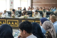 Rapat percepatan pembangunan Jalan Tol Pekanbaru–Padang Seksi Bukittinggi–Padang Panjang–Sicincin di Kantor Kejaksaan Tinggi Sumbar, Kamis (9/4/2026). (Foto: Prokopim Tanah Datar)