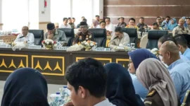 Rapat percepatan pembangunan Jalan Tol Pekanbaru–Padang Seksi Bukittinggi–Padang Panjang–Sicincin di Kantor Kejaksaan Tinggi Sumbar, Kamis (9/4/2026). (Foto: Prokopim Tanah Datar)