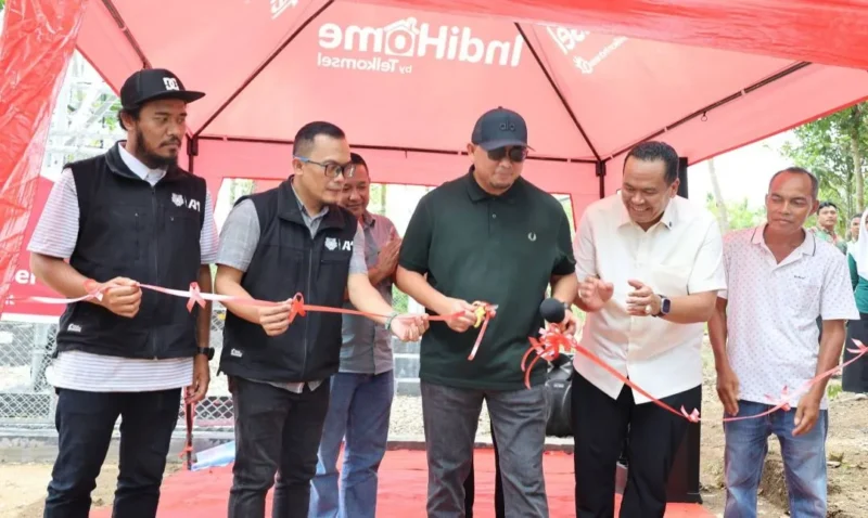 Wakil Ketua Komisi VI DPR RI, Andre Rosiade meresmikan operasional BTS Telkomsel di Desa Kajai, Kecamatan Pariaman Timur, Kota Pariaman, Minggu (5/4/2026). (Foto: Diskominfo Pariaman)