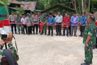 Dandim 0311 Pesisir Selatan, Letkol Czi Theodorus Sambua didampingi Camat IV Nagari Bayang Utara, Afridal melakukan pengguntingan pita peresmian Jembatan Aramco. (Foto: Dok. Camat)