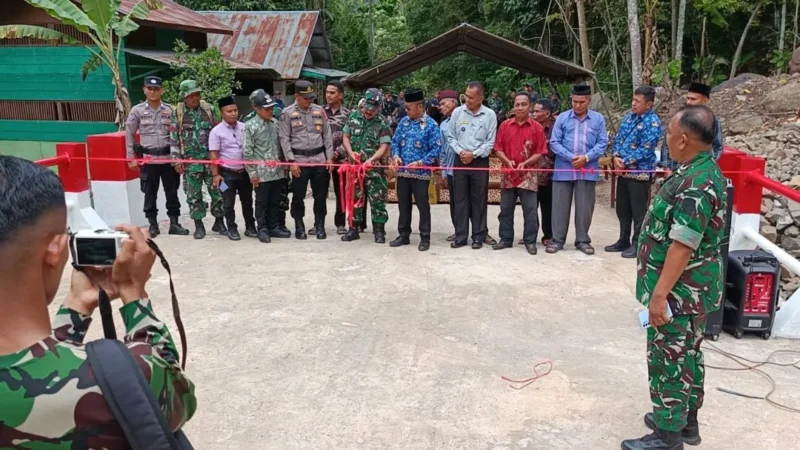 Dandim 0311 Pesisir Selatan, Letkol Czi Theodorus Sambua didampingi Camat IV Nagari Bayang Utara, Afridal melakukan pengguntingan pita peresmian Jembatan Aramco. (Foto: Dok. Camat)