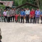 Dandim 0311 Pesisir Selatan, Letkol Czi Theodorus Sambua didampingi Camat IV Nagari Bayang Utara, Afridal melakukan pengguntingan pita peresmian Jembatan Aramco. (Foto: Dok. Camat)