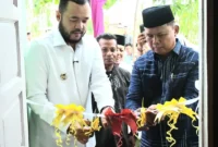 Wali Kota Padang, Fadly Amran bersama Ketua Baznas Kota Padang, Yuspardi meresmikan bedah rumah milik buruh harian lepas Nasrul di Jalan Ampang No. 92, Kelurahan Ampang, Kecamatan Kuranji, Selasa (7/4/2026). (Foto: Prokopim Padang)