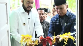 Wali Kota Padang, Fadly Amran bersama Ketua Baznas Kota Padang, Yuspardi meresmikan bedah rumah milik buruh harian lepas Nasrul di Jalan Ampang No. 92, Kelurahan Ampang, Kecamatan Kuranji, Selasa (7/4/2026). (Foto: Prokopim Padang)
