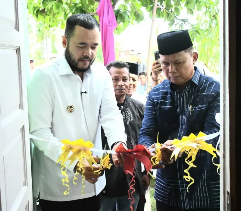 Wali Kota Padang, Fadly Amran bersama Ketua Baznas Kota Padang, Yuspardi meresmikan bedah rumah milik buruh harian lepas Nasrul di Jalan Ampang No. 92, Kelurahan Ampang, Kecamatan Kuranji, Selasa (7/4/2026). (Foto: Prokopim Padang)
