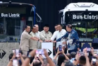 Menteri ESDM Bahlil Lahadalia mendampingi Presiden Prabowo Subianto dalam peresmian pabrik perakitan kendaraan komersial listrik milik PT VKTR Teknologi Mobilitas Tbk di Magelang, Jawa Tengah, Kamis (9/4). (Foto: BPMI Setpres)